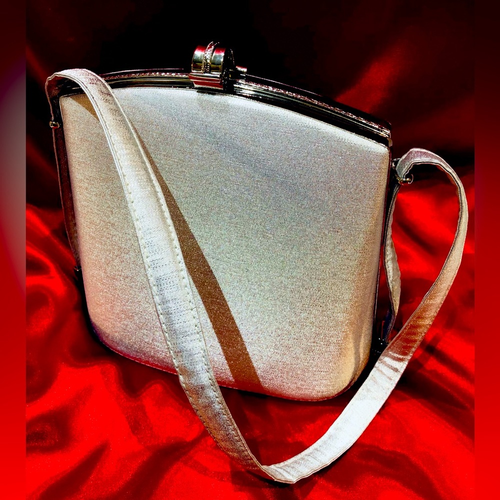 VINTAGE SHIMMERING SILVER METALLIC EVENING BAG